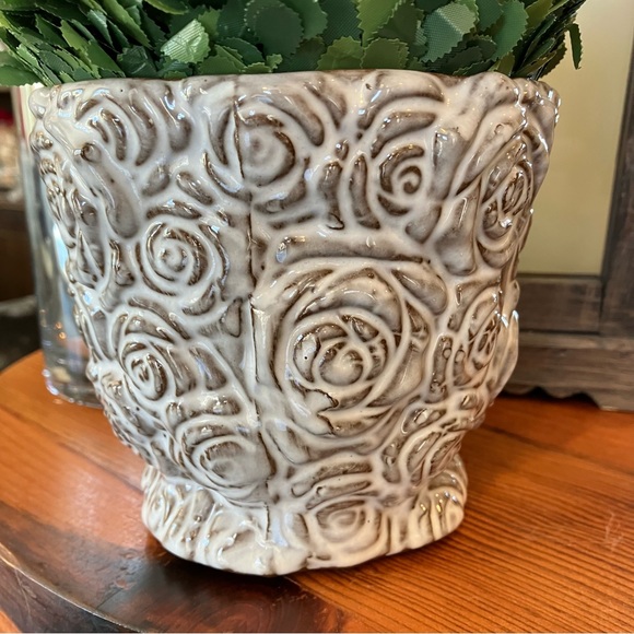 New Pottery Barn Rose Ceramic Cachepot, Grey Rosebud Planter, Small White Pot - Picture 8 of 14